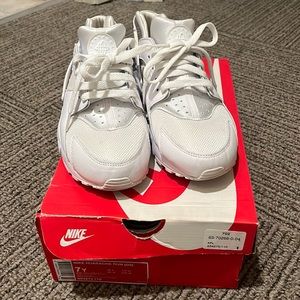 7y White/ beige Huarache run Woman’s 8.5